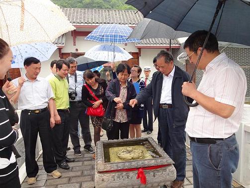 原湖北省委副书记邓道坤在长阳县委书记赵吉雄的陪同下视察汪国新诗